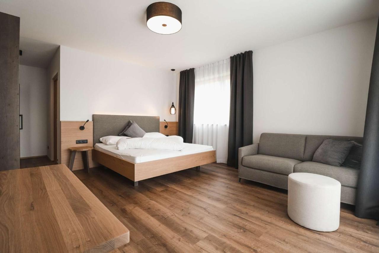 Guesthouse Karnatsch Parcines Eksteriør bilde